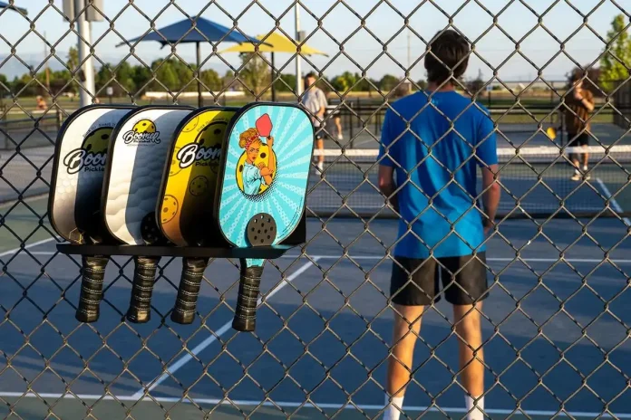 How to choose a pickleball paddle for beginners