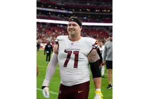 Andrew Wylie Signs 2-Year Deal to Stay with Commanders