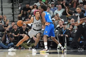 Jeremy Sochan Shines with Defensive Plays in Knicks Debut