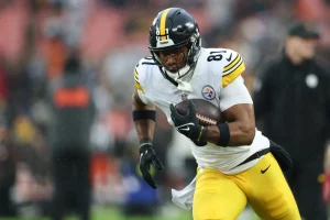 Omar Khan Evades Questions on Jonnu Smith’s Steelers Future