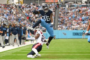 NFL’s Julius Chestnut Returns to Inspire His High School Team