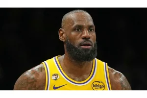 LeBron James Stuns Fans Wearing Kentucky Shoes vs. 76ers