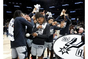 Spurs Aim to Extend Streak vs Lakers Amid Injury Doubts