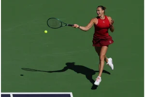 Sabalenka Gains Edge as Swiatek and Gauff Struggle Early 2026