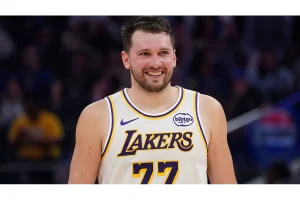 Austin Reaves Wrist Injury Update After Scary Zion Play