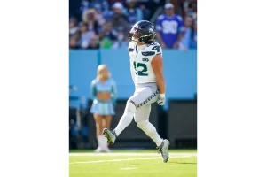 Seahawks Lock Up Rising Star Drake Thomas on 2-Year Deal