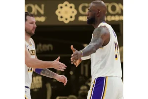 LeBron James Questionable with Injury Ahead of Kings Clash