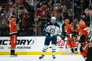 Winnipeg Jets vs Blackhawks: Who Will Dominate Tonight?